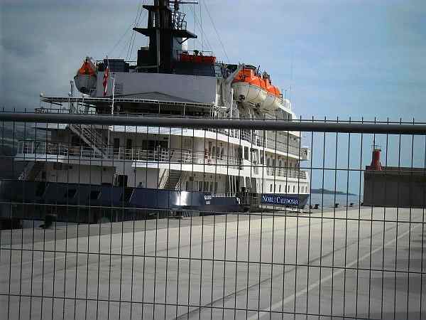 Hier trifft ein Kreuszfahrtschiff in Puerto de Tazacorte ein Kreutzahrtschiff in Puerto de Tazacorte