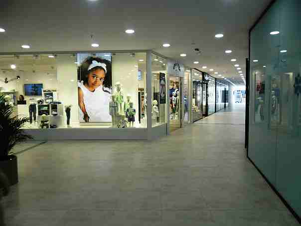 in-der-shopping-mall-in-los-llanos