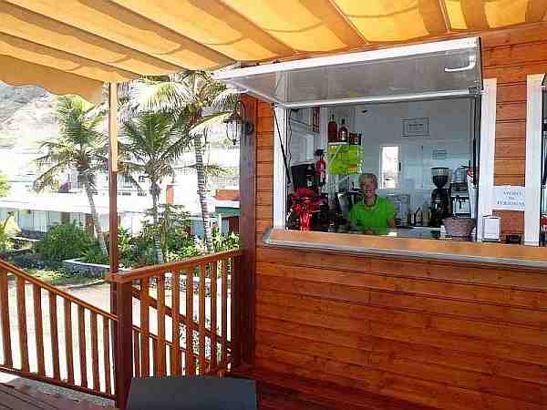 vor-der-neueroeffnung-maria-an-der-bar